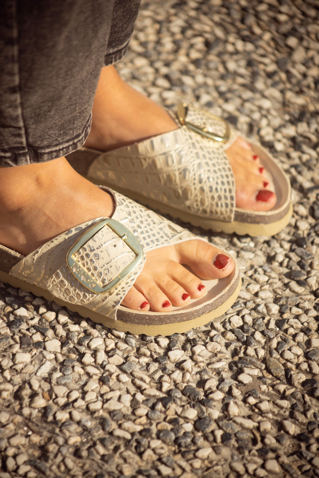 Clover: Sandalia Kiko's una hebilla croco oro natural